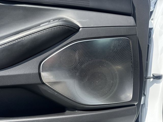 Genesis G90 Vehicle Full-screen Gallery Image 7