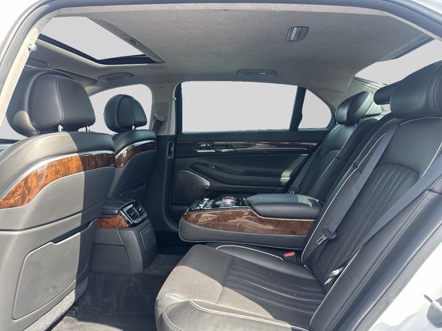 Genesis G90 Vehicle Full-screen Gallery Image 10