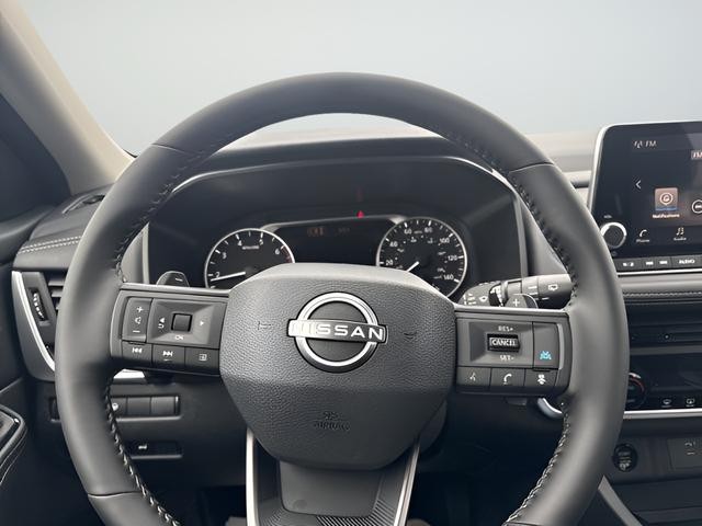 Nissan Rogue Vehicle Full-screen Gallery Image 14