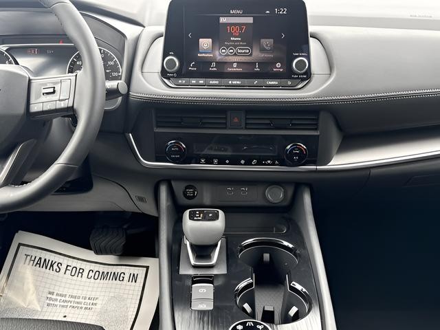 Nissan Rogue Vehicle Full-screen Gallery Image 15