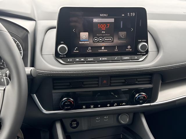 Nissan Rogue Vehicle Full-screen Gallery Image 16