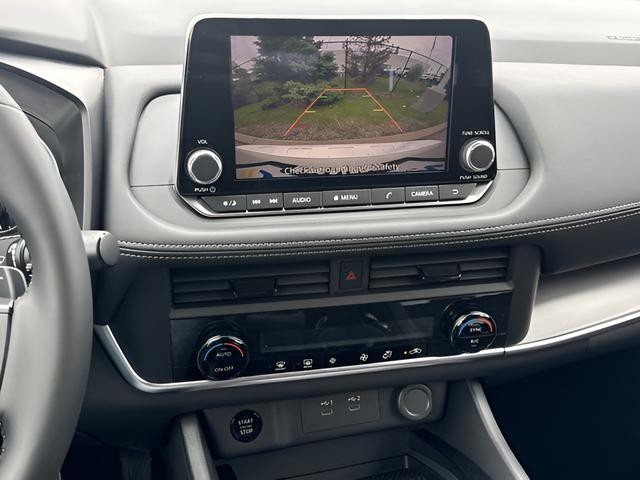 Nissan Rogue Vehicle Full-screen Gallery Image 17