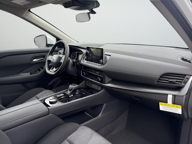 Nissan Rogue Vehicle Full-screen Gallery Image 18