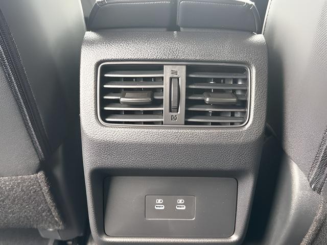 Nissan Rogue Vehicle Full-screen Gallery Image 20