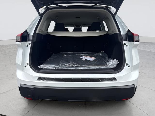 Nissan Rogue Vehicle Full-screen Gallery Image 22
