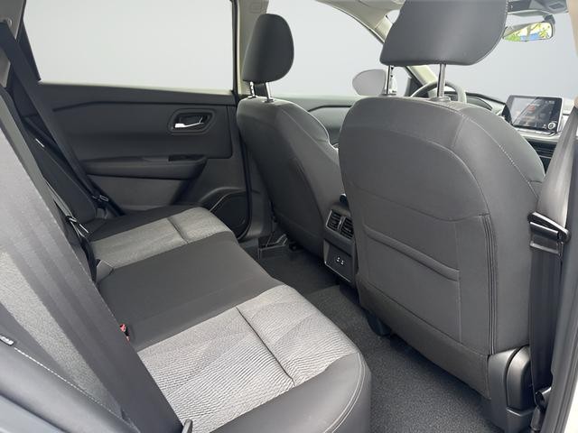 Nissan Rogue Vehicle Full-screen Gallery Image 23