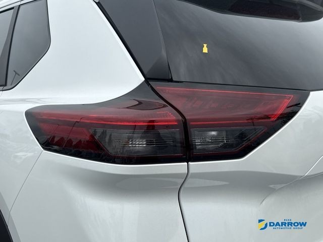 Nissan Rogue Vehicle Full-screen Gallery Image 28
