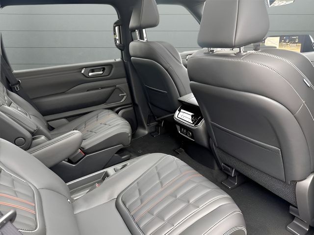 Nissan Armada Vehicle Full-screen Gallery Image 16