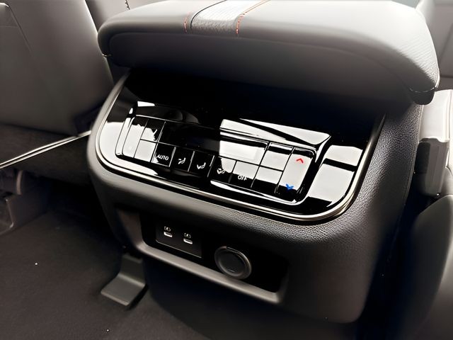 Nissan Armada Vehicle Full-screen Gallery Image 18