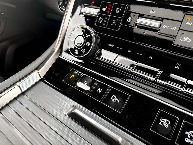 Nissan Armada Vehicle Full-screen Gallery Image 24