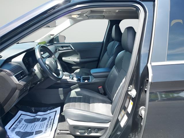 Mitsubishi Outlander PHEV Vehicle Full-screen Gallery Image 9