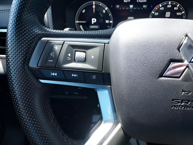 Mitsubishi Outlander PHEV Vehicle Full-screen Gallery Image 11