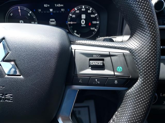 Mitsubishi Outlander PHEV Vehicle Full-screen Gallery Image 12