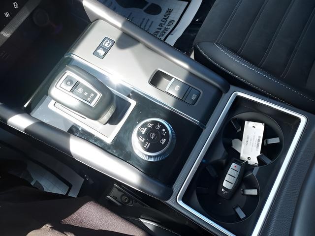Mitsubishi Outlander PHEV Vehicle Full-screen Gallery Image 14