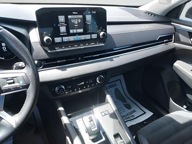 Mitsubishi Outlander PHEV Vehicle Full-screen Gallery Image 15