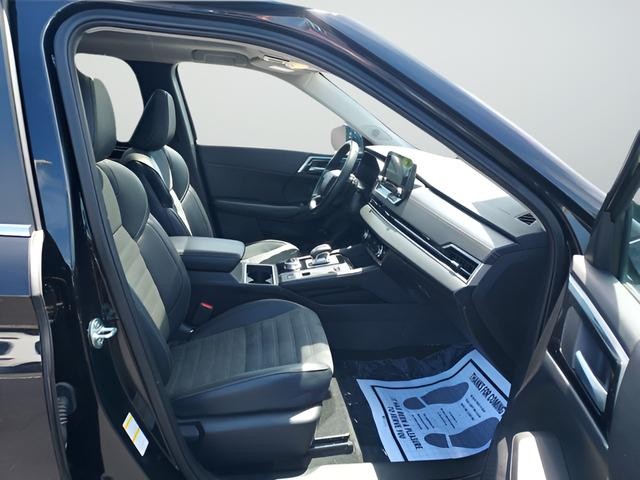 Mitsubishi Outlander PHEV Vehicle Full-screen Gallery Image 21