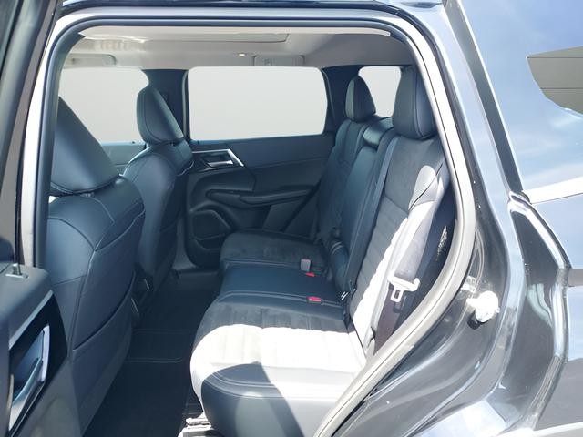 Mitsubishi Outlander PHEV Vehicle Full-screen Gallery Image 22