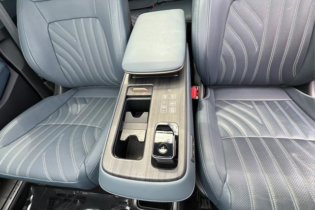 Nissan ARIYA Vehicle Full-screen Gallery Image 20