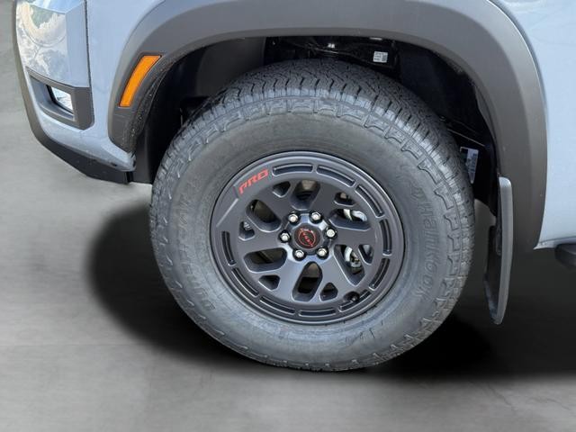 Nissan Frontier Vehicle Full-screen Gallery Image 9