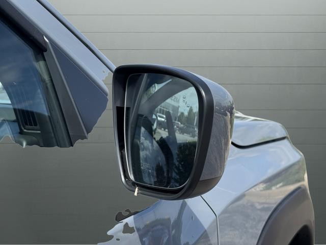 Nissan Frontier Vehicle Full-screen Gallery Image 10