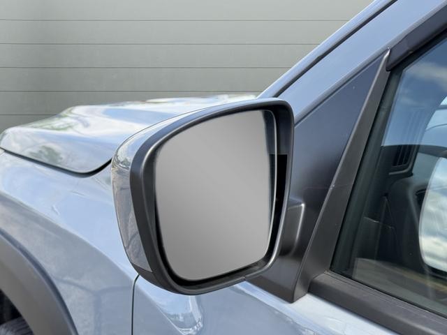 Nissan Frontier Vehicle Full-screen Gallery Image 11