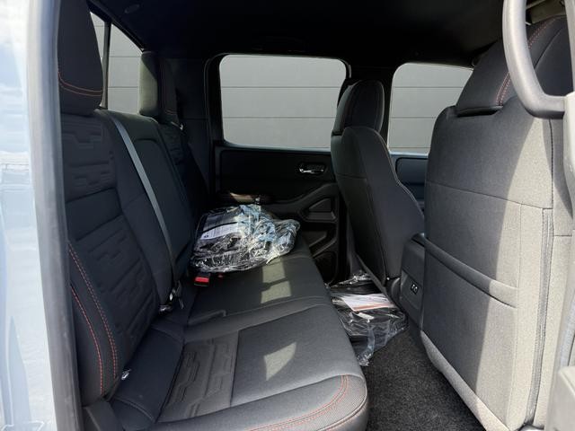 Nissan Frontier Vehicle Full-screen Gallery Image 19