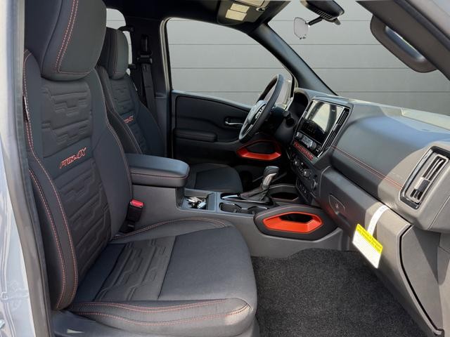 Nissan Frontier Vehicle Full-screen Gallery Image 20