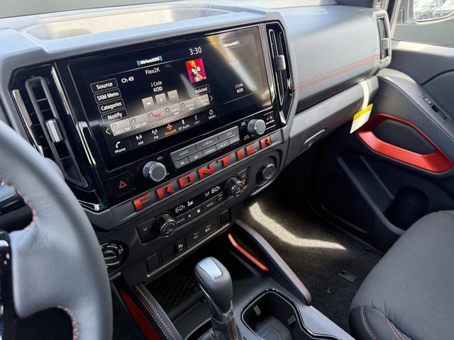 Nissan Frontier Vehicle Full-screen Gallery Image 22
