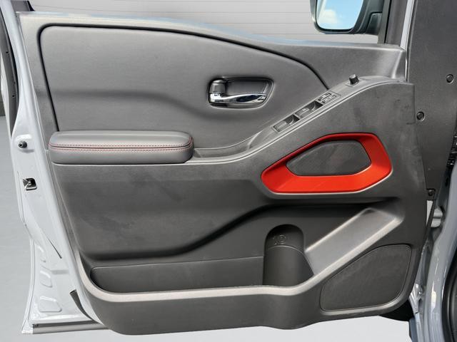 Nissan Frontier Vehicle Full-screen Gallery Image 27