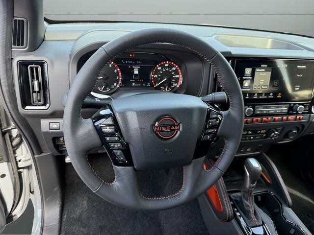 Nissan Frontier Vehicle Full-screen Gallery Image 29