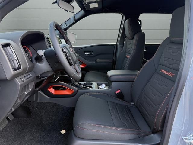Nissan Frontier Vehicle Full-screen Gallery Image 30