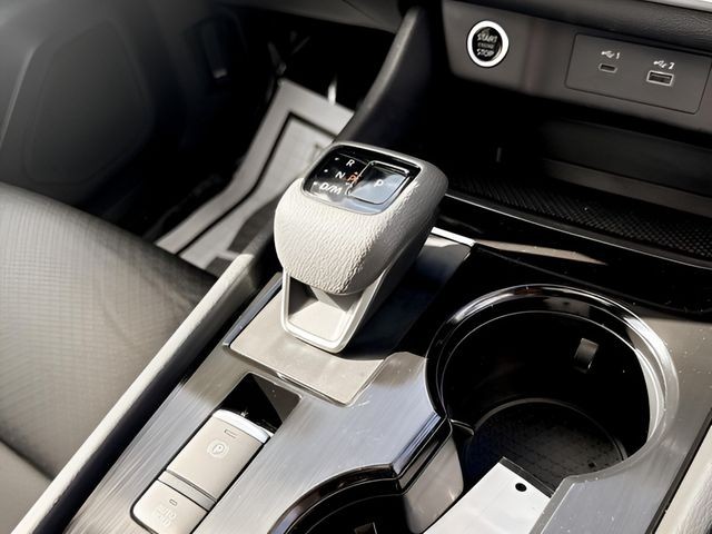 Nissan Rogue Vehicle Full-screen Gallery Image 9