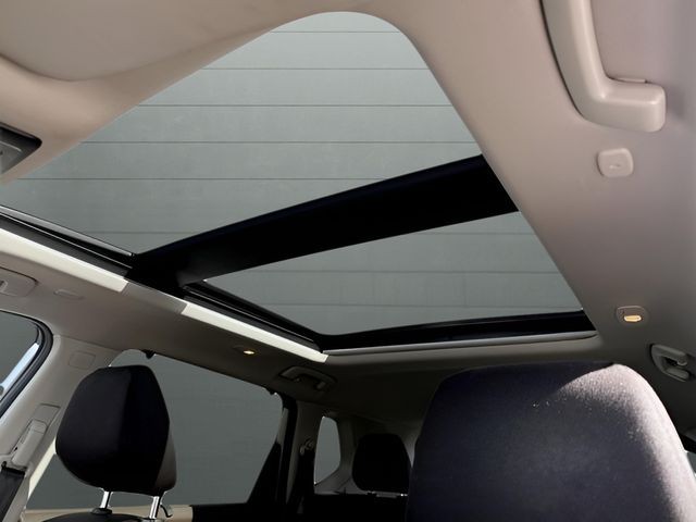 Nissan Rogue Vehicle Full-screen Gallery Image 11