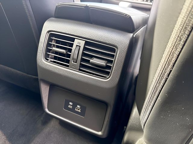 Nissan Rogue Vehicle Full-screen Gallery Image 12