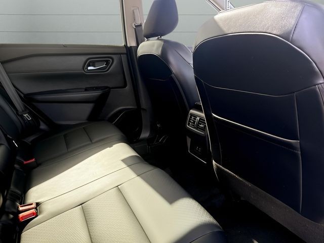 Nissan Rogue Vehicle Full-screen Gallery Image 17