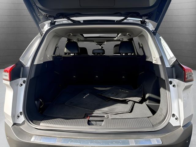Nissan Rogue Vehicle Full-screen Gallery Image 19