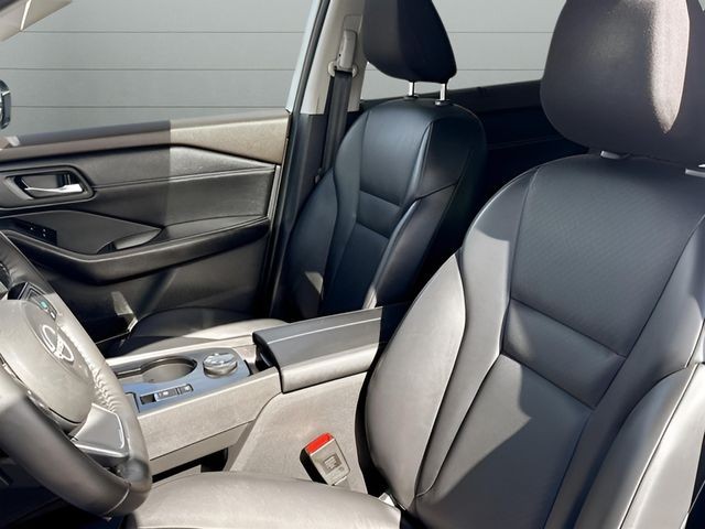 Nissan Rogue Vehicle Full-screen Gallery Image 22