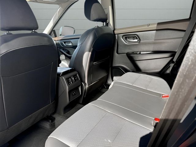 Nissan Rogue Vehicle Full-screen Gallery Image 23