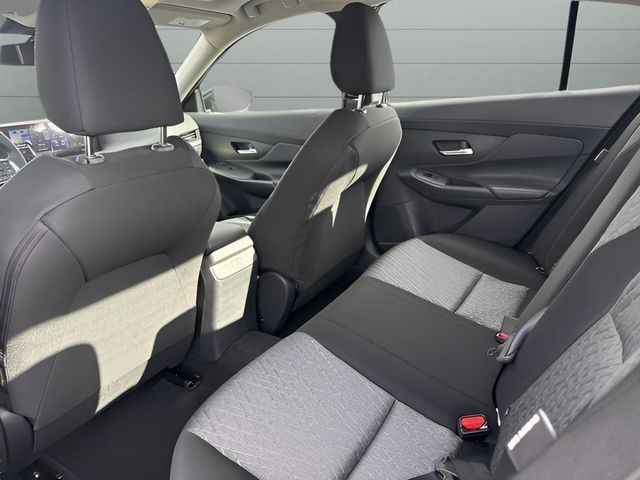 Nissan Sentra Vehicle Full-screen Gallery Image 19