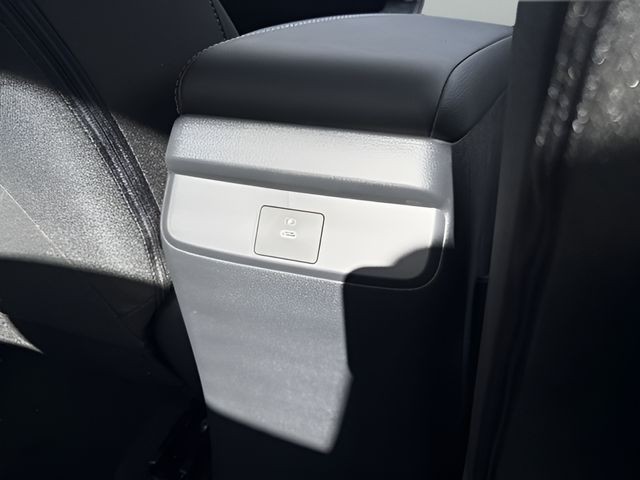 Nissan Sentra Vehicle Full-screen Gallery Image 20