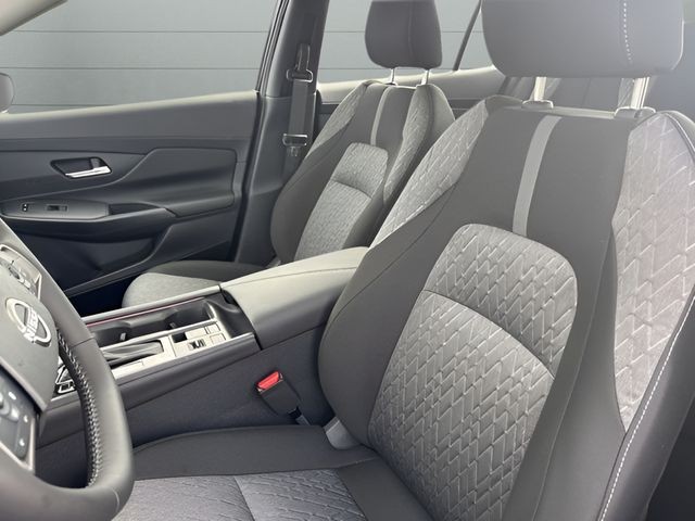 Nissan Sentra Vehicle Full-screen Gallery Image 21