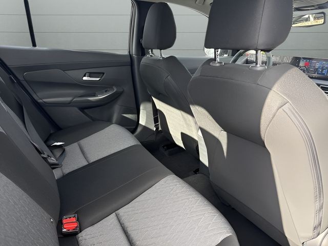 Nissan Sentra Vehicle Full-screen Gallery Image 23