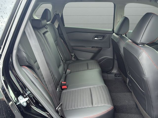 Nissan Rogue Vehicle Full-screen Gallery Image 11