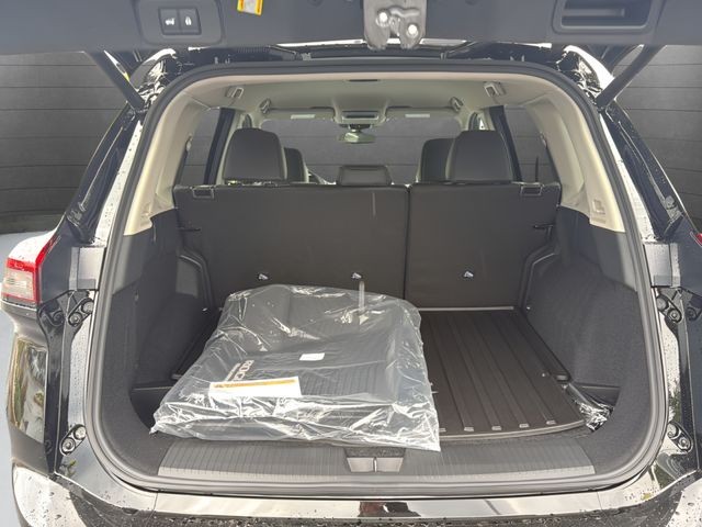 Nissan Rogue Vehicle Full-screen Gallery Image 12