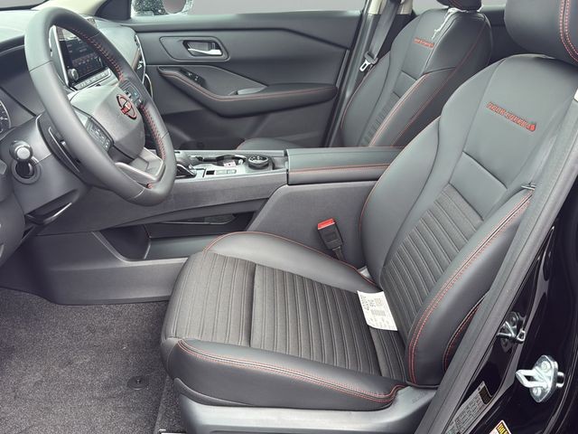 Nissan Rogue Vehicle Full-screen Gallery Image 15