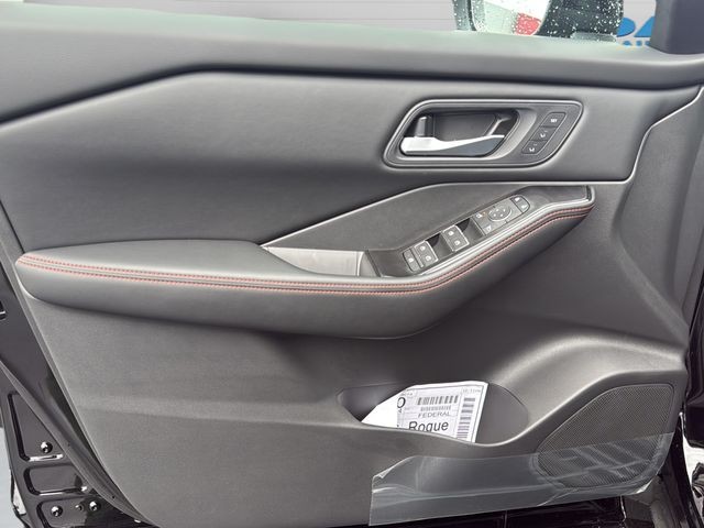 Nissan Rogue Vehicle Full-screen Gallery Image 16