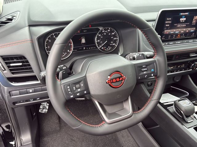 Nissan Rogue Vehicle Full-screen Gallery Image 17
