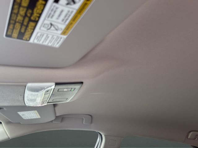 Nissan Rogue Vehicle Full-screen Gallery Image 18