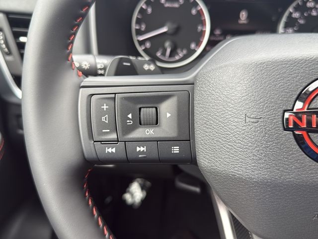 Nissan Rogue Vehicle Full-screen Gallery Image 19
