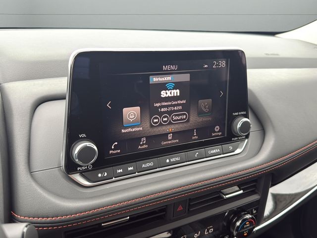 Nissan Rogue Vehicle Full-screen Gallery Image 23